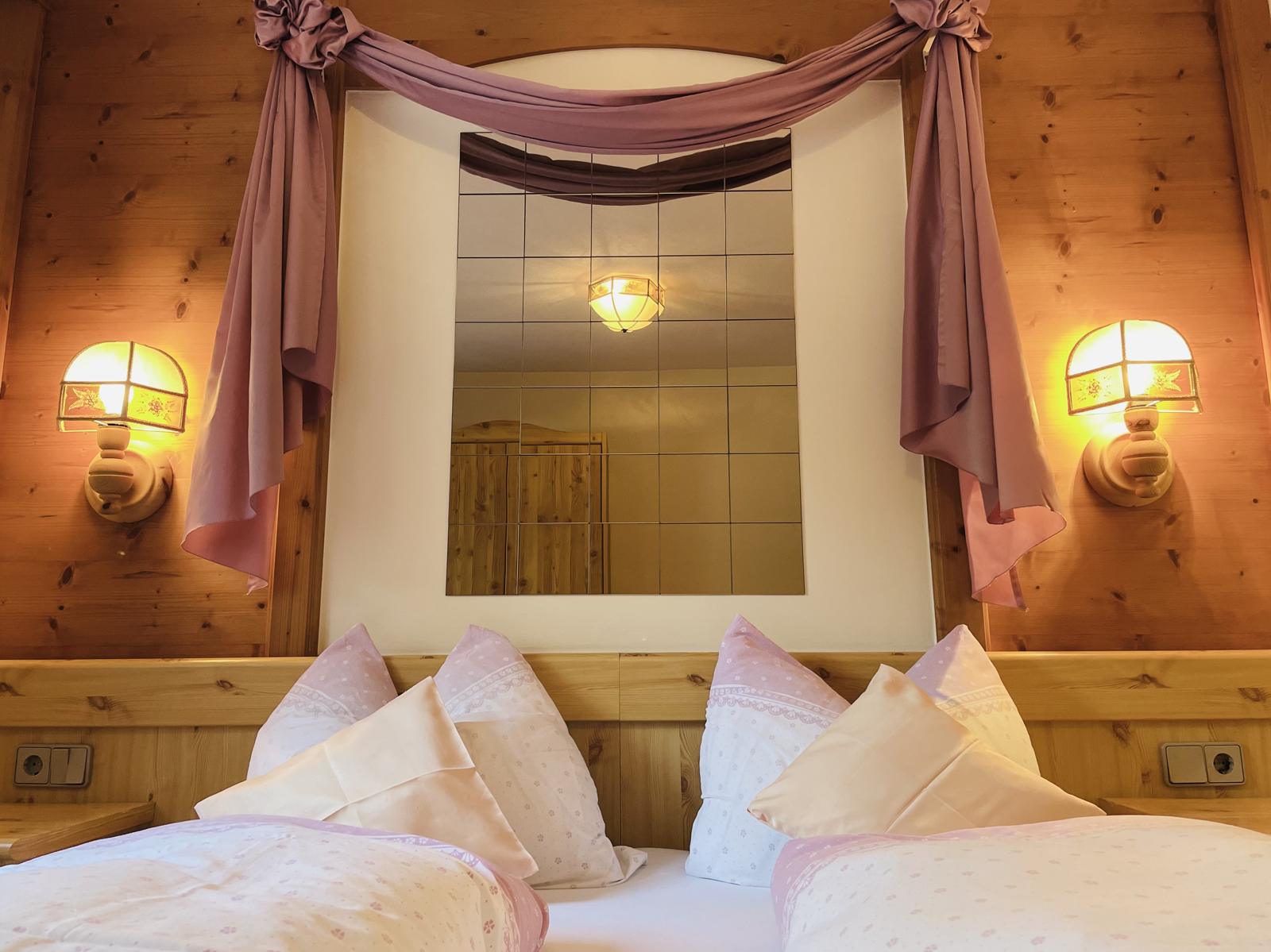 Schlafzimmer mit Doppelbett