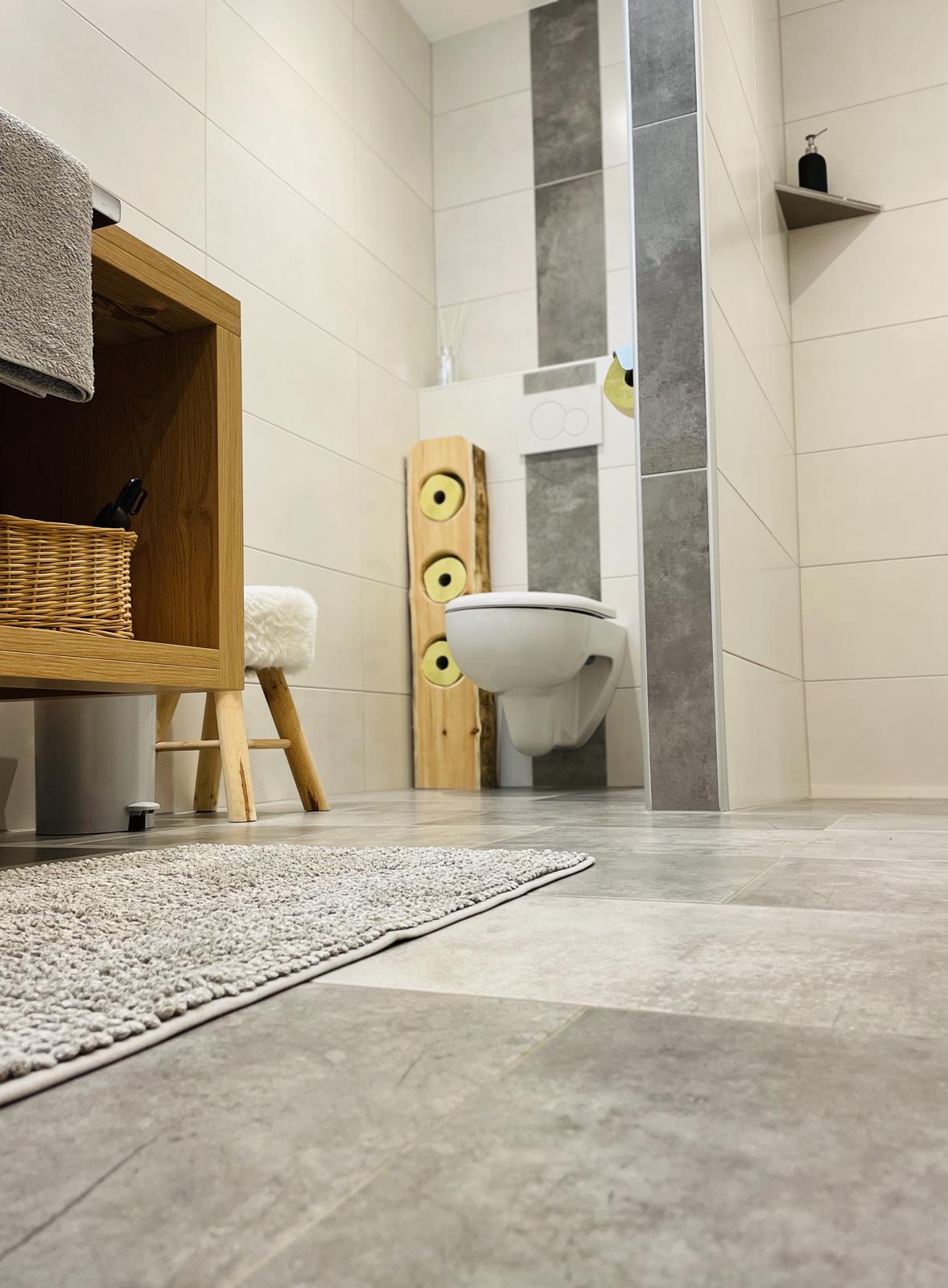 Bad mit Dusche und WC