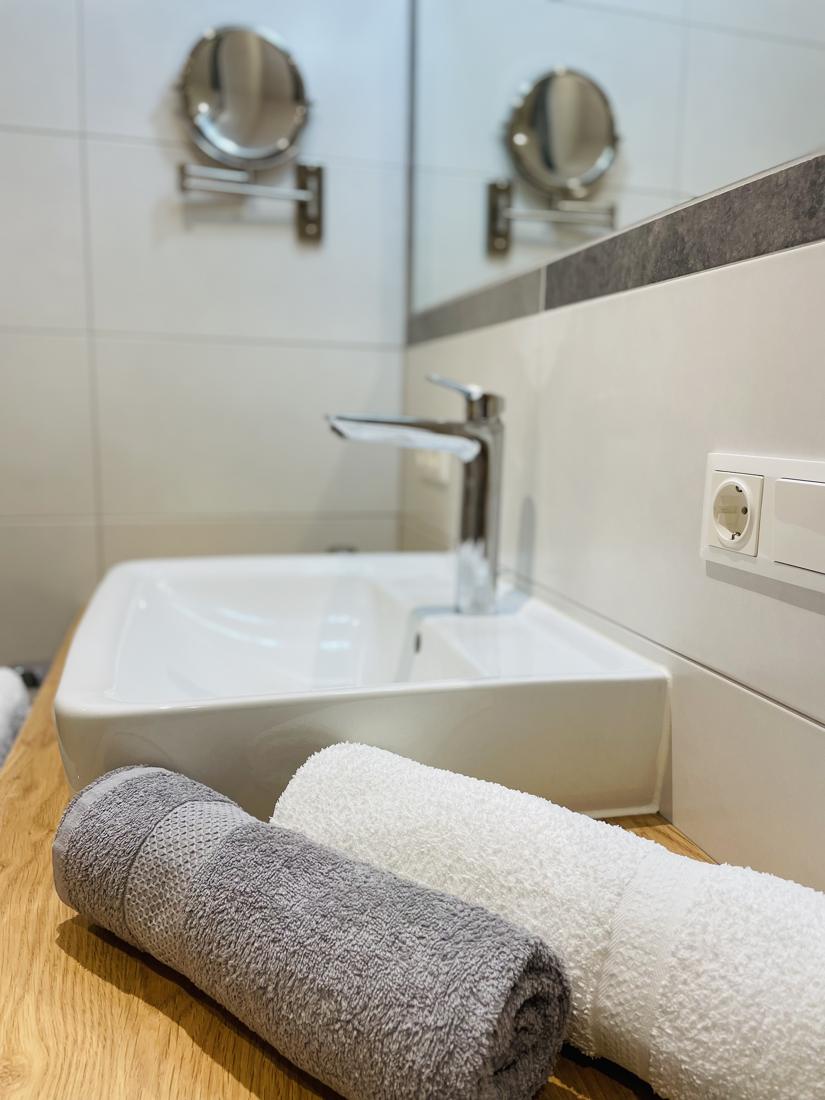 Waschbecken mit Handtüchern